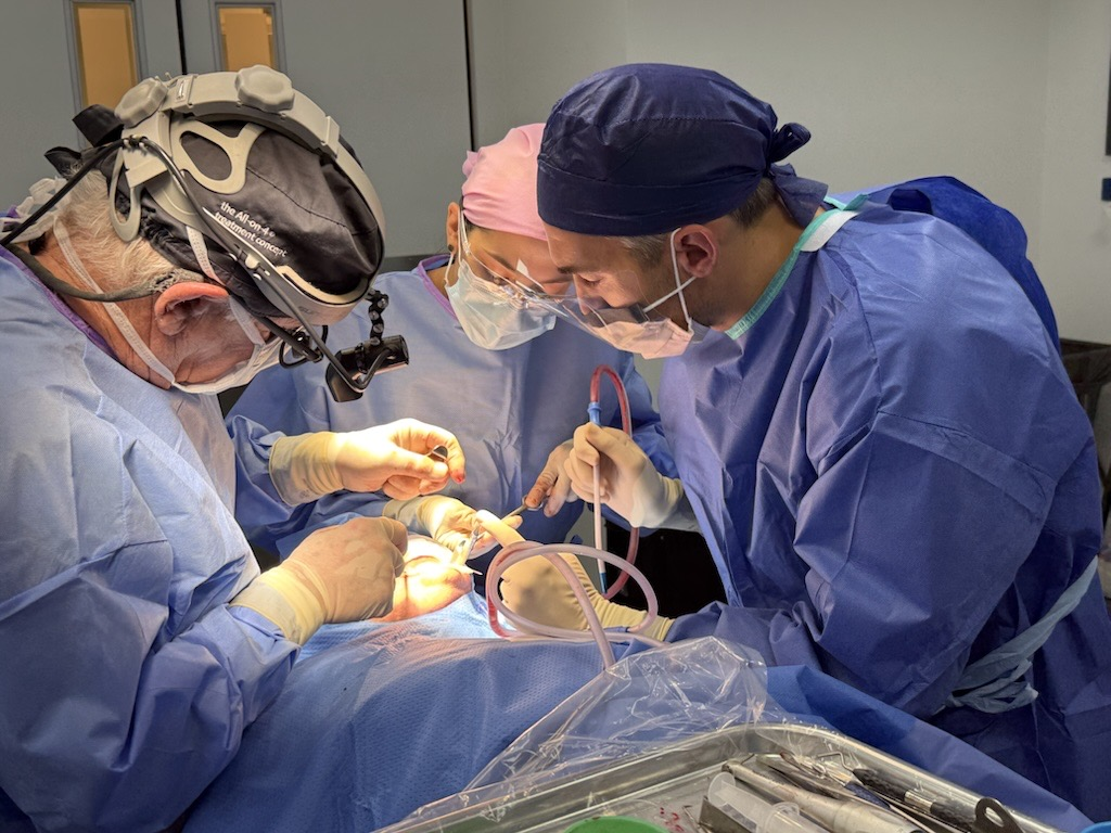 Dr-Larry-Benge-working-with-Dr-Kristian-Van-Mourik-on-a-zygomatic-case